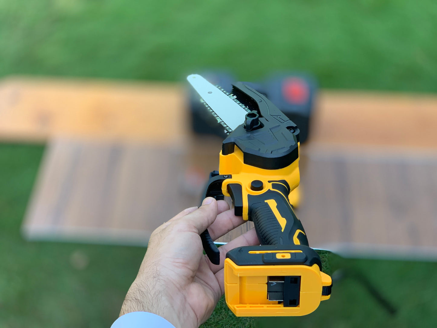 Dewalt 48V Rechargeable Chainsaw with TRI-LINK Bar and Chain