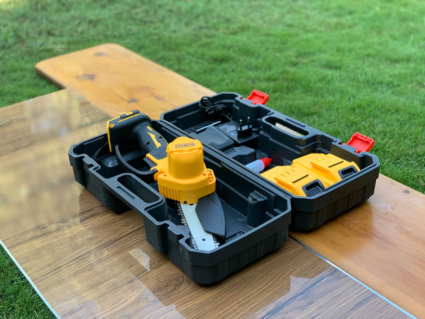 Dewalt 48V Rechargeable Chainsaw with TRI-LINK Bar and Chain