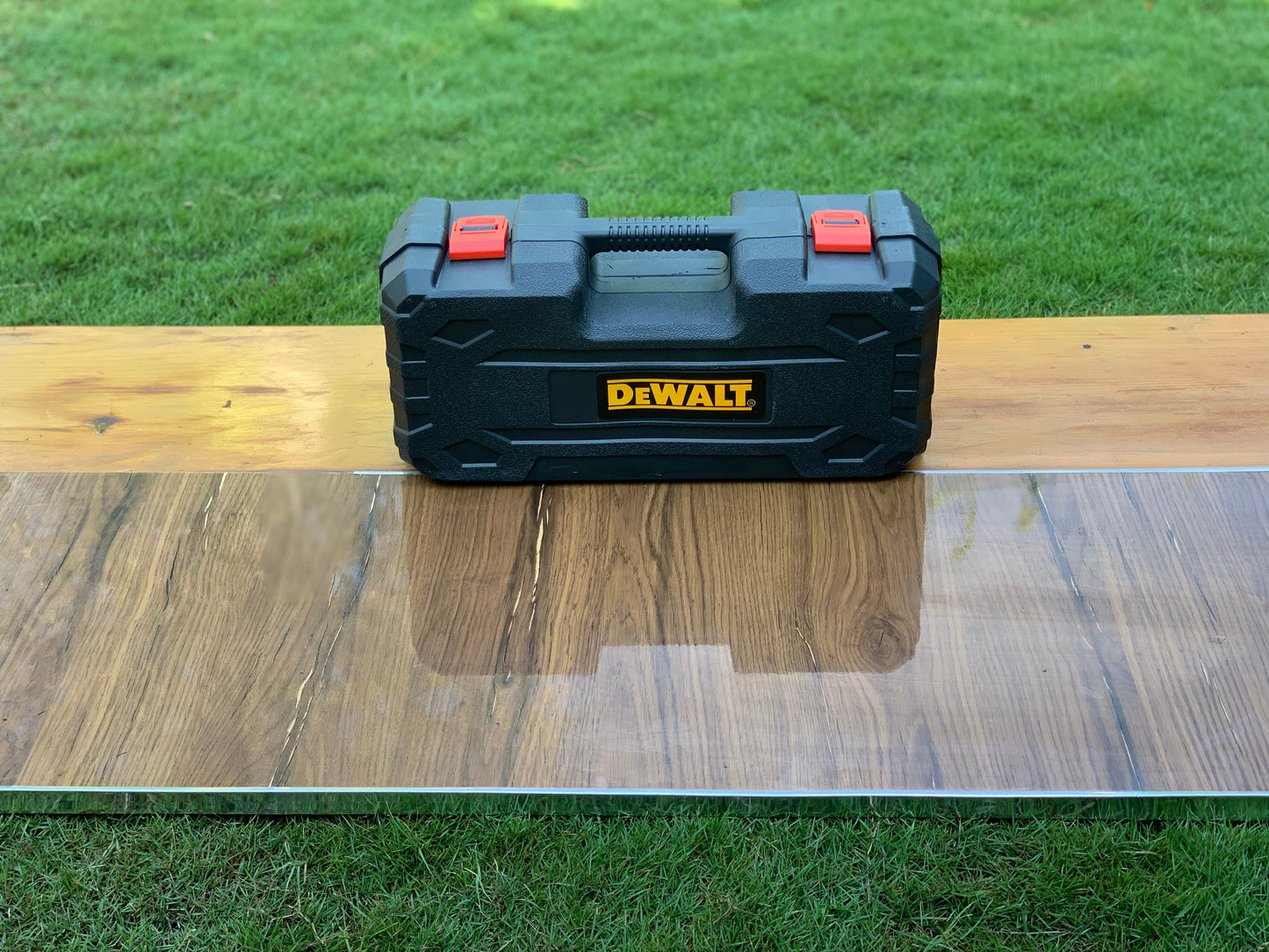 Dewalt 48V Rechargeable Chainsaw with TRI-LINK Bar and Chain